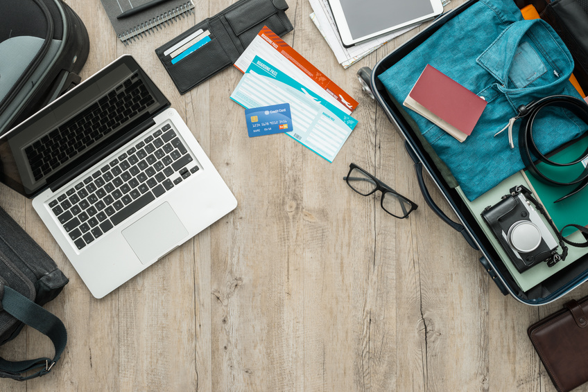Dispositivo con connessione a Internet, passaporto elettronico e carta di credito